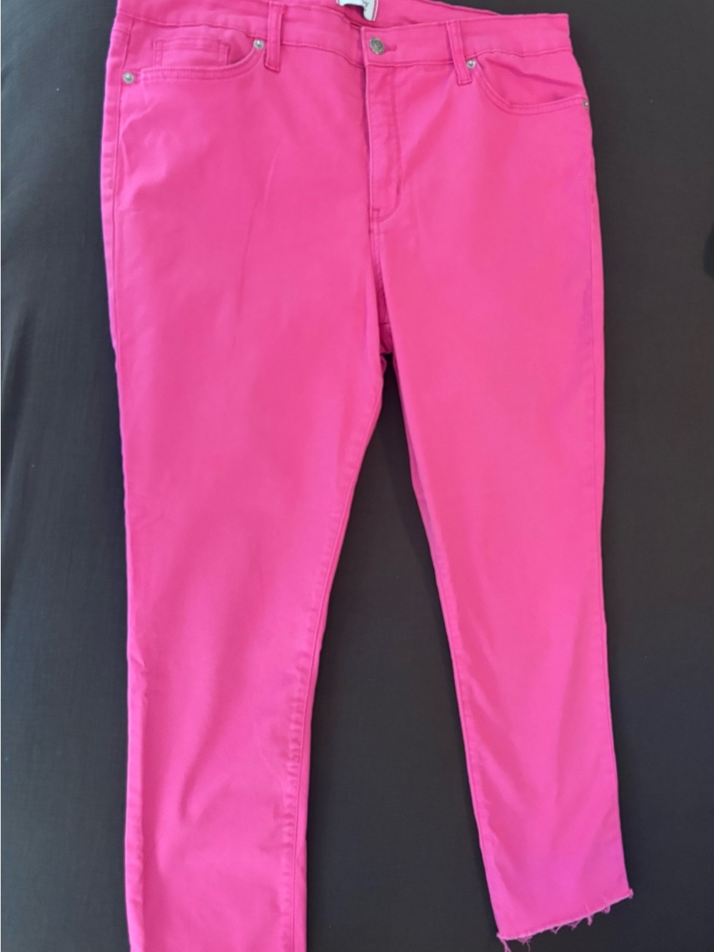 crown & ivy High-Rise Frayed Hem Hot Pink Skinny Cropped Pants